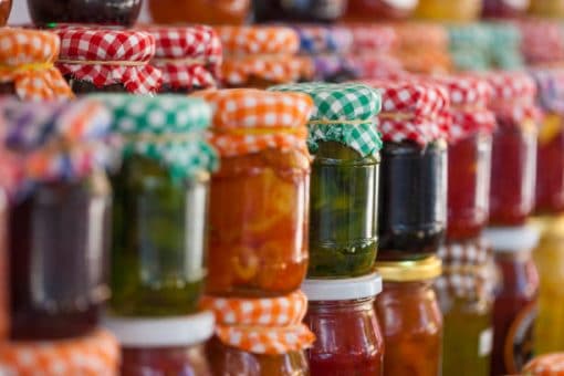 Comment décoller facilement des étiquettes sur des pots ?