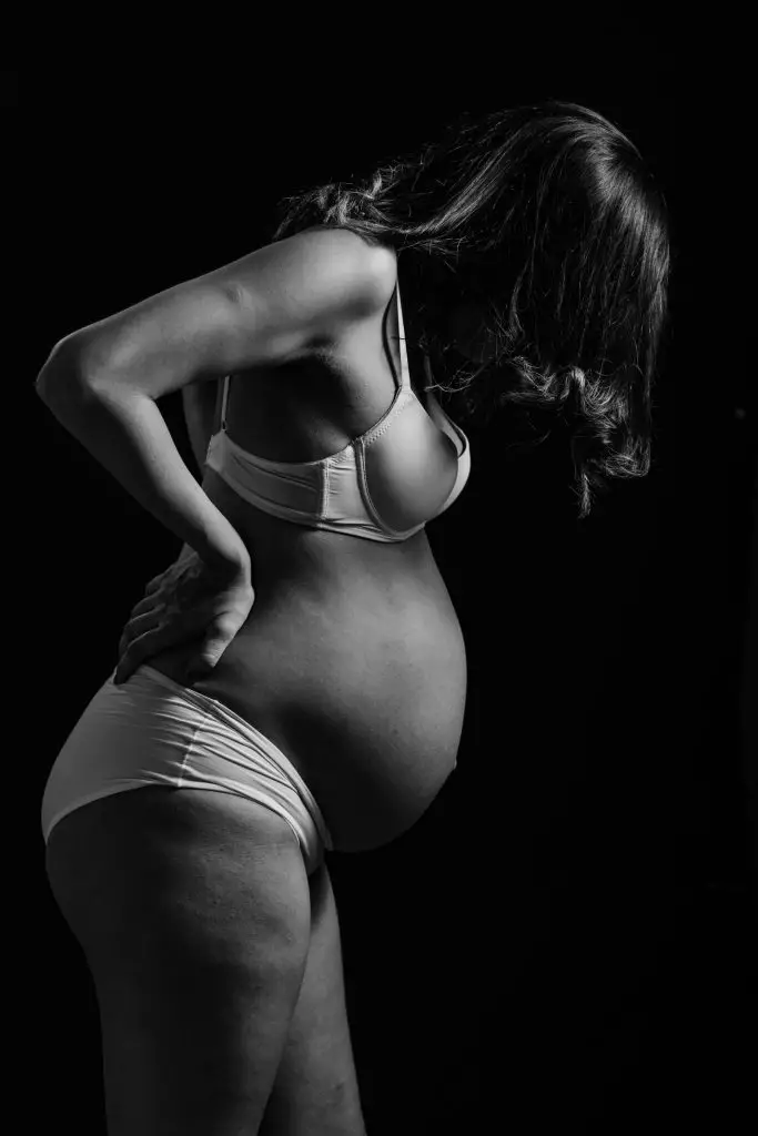 Femme enceinte ayant des contractions constantes