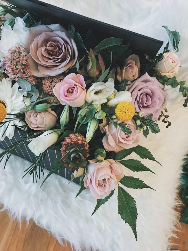 Bouquet de fleurs à offrir avec des roses, du lys et des marguerites