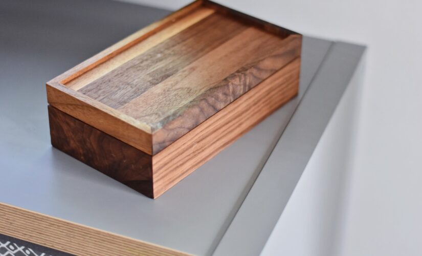 DIY : Comment personnaliser une boîte en bois avec des motifs floraux ?