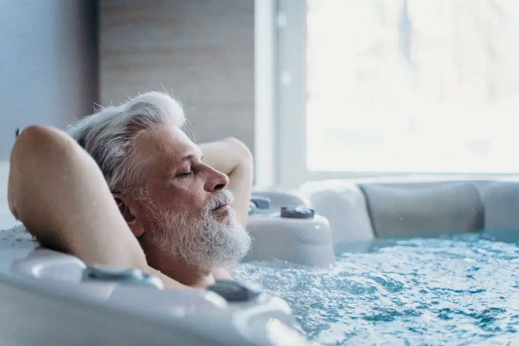 Homme se détendant dans son spa