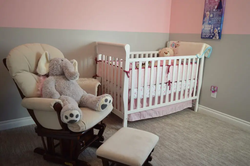 Chambre d'enfant peinte avec deux couleurs (rose et gris) sur un mur pour délimiter l'espace de la pièce
