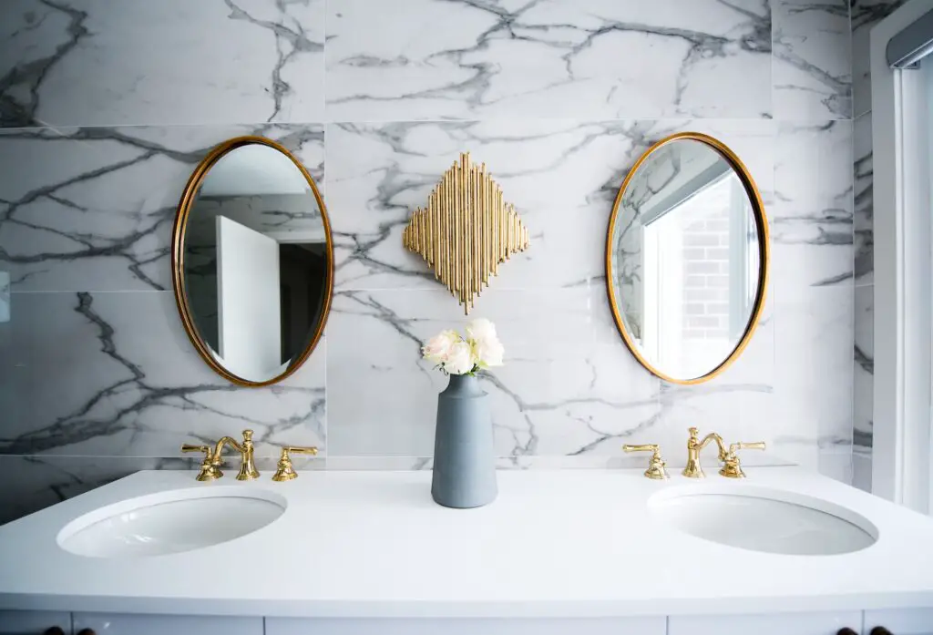 Vasque de salle de bain haut de gamme avec un mur en marbre