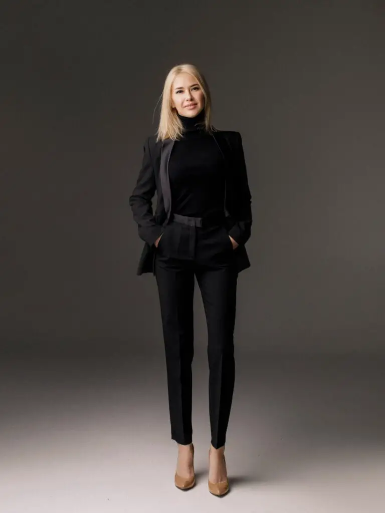 Femme portant un tailleur pantalon noir façon business