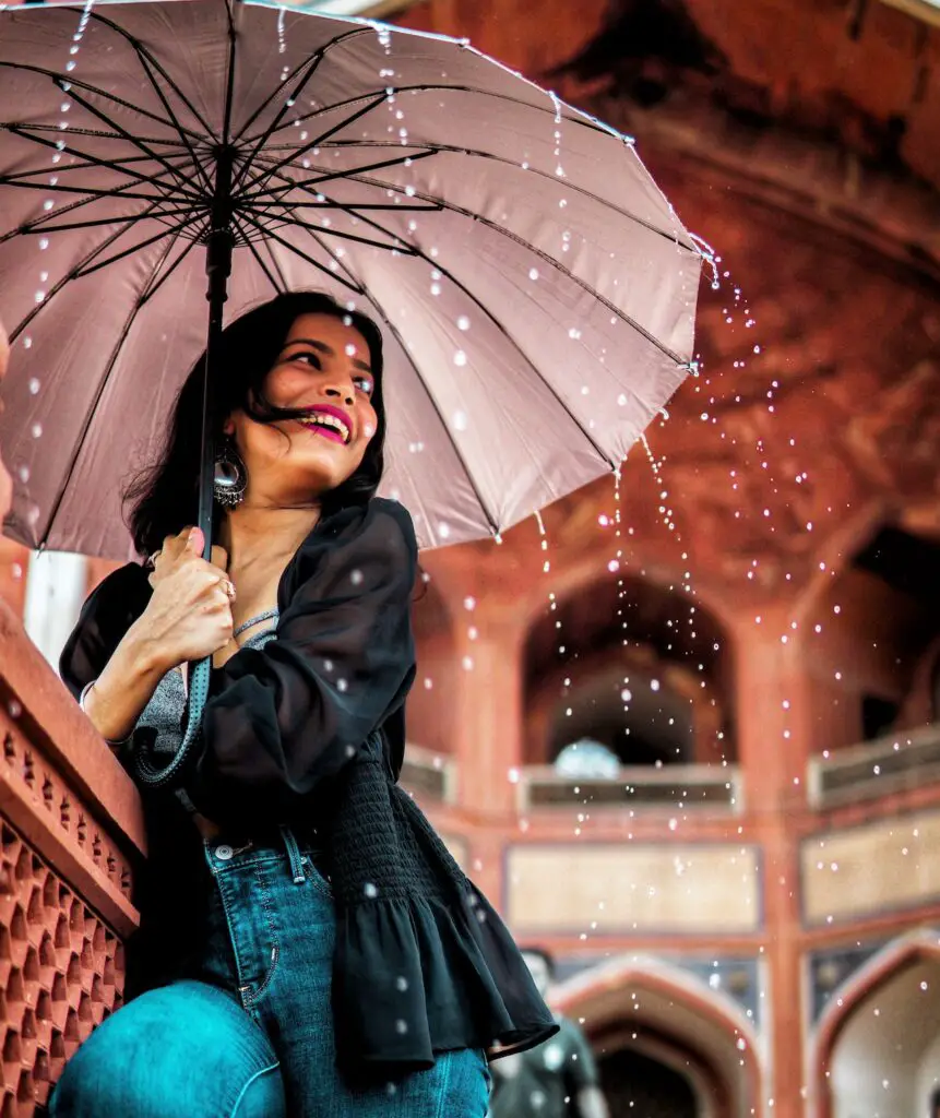 Femme avec un parapluie sous la pluie