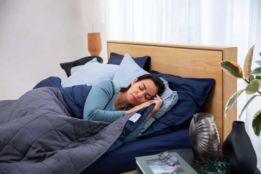 Femme qui dort sur un lit à sommier électrique