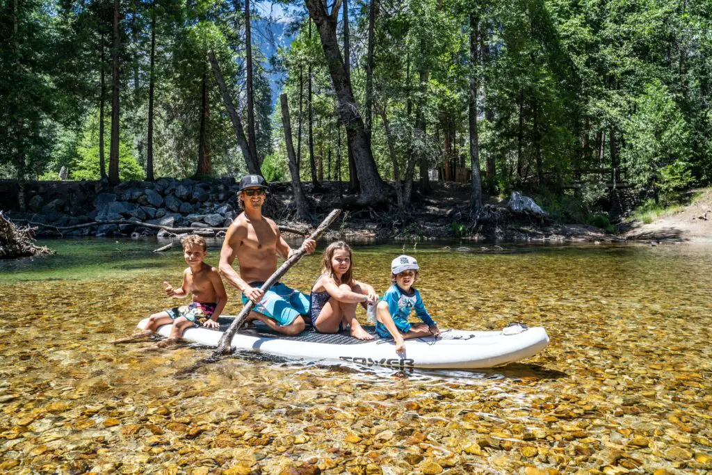 Famille qui fait du paddle sur une rivière