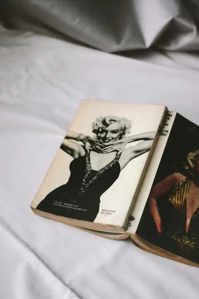 Livre avec Marylin Monroe, icone du style vintage en couverture