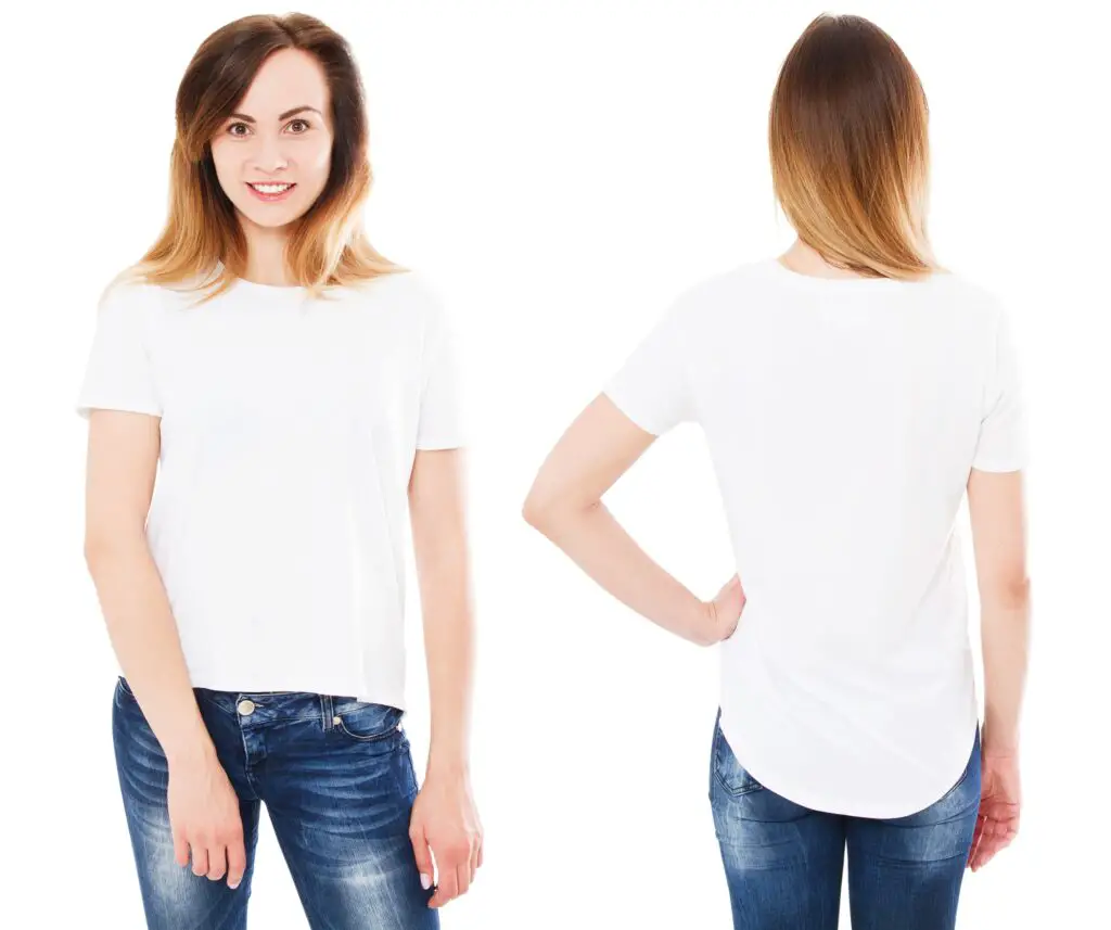 Femme portant un tee-shirt blanc